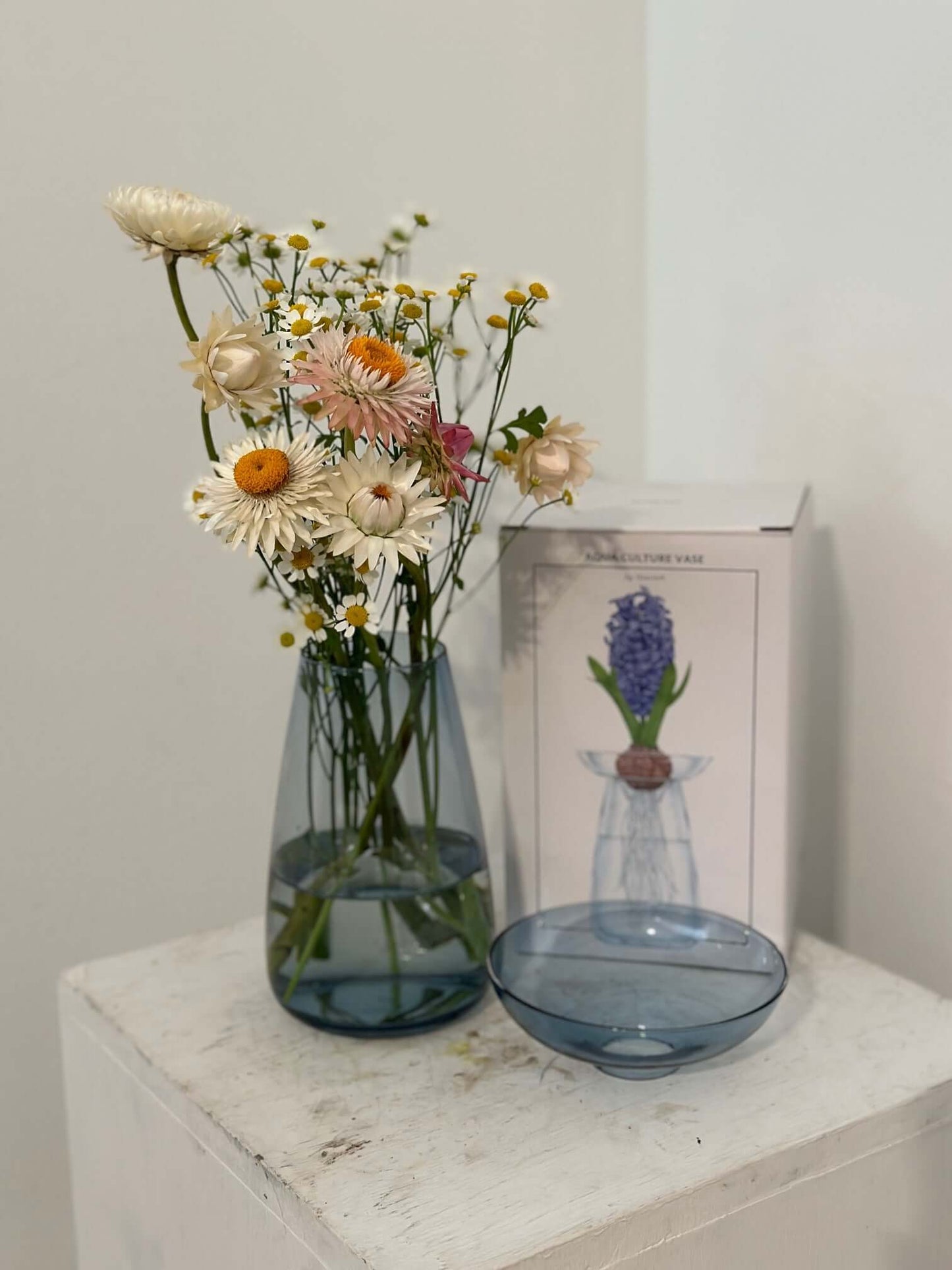 Kinto AQUA CULTURE Vase with Chamomile and Strawflowers